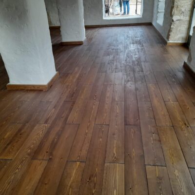 Plancher en bois rouge